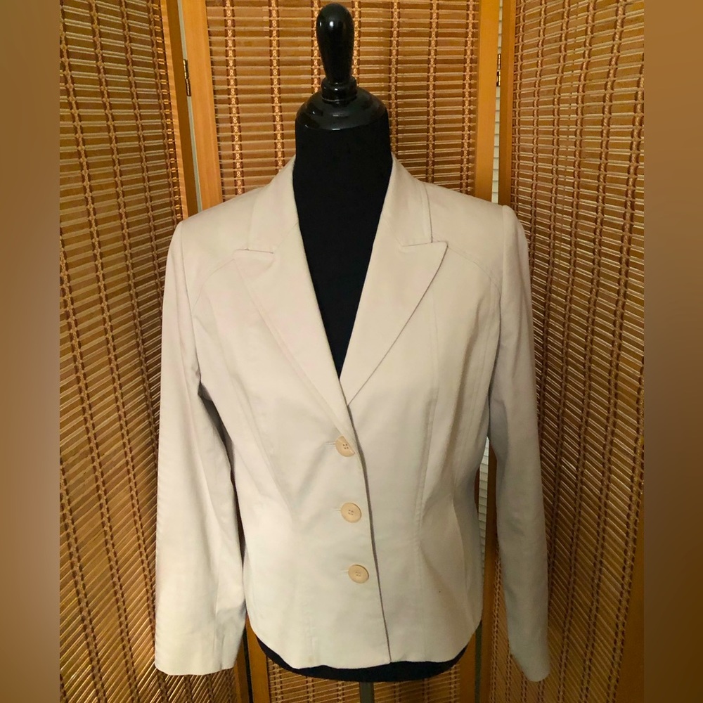 Oyster-colored lined fitted short jacket with lapels